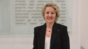 Ankara bilkent şehir hastanesi nöroloji kliniği eğitim görevlisi prof. Dr. Yeşim sücüllü karadağ, hareket yavaşlığı, titreme, katılık, yürüme zorluğu, dengesizlik gibi motor semptomlarının yanında birtakım uyku problemleri, psikiyatrik problemler, kardiyovasküler sorunlar, kabızlık ve tansiyon bozukluklarının da parkinson hastalığının belirtisi olabileceğini söyledi.