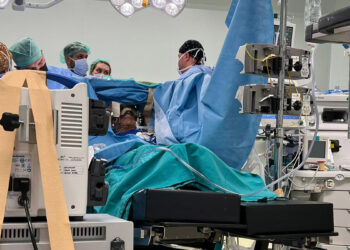 Ankara Bilkent Şehir Hastanesi nöroloji kliniği eğitim görevlisi Prof. Dr. Yeşim Sücüllü Karadağ, hareket yavaşlığı, titreme, katılık, yürüme zorluğu, dengesizlik gibi motor semptomlarının yanında birtakım uyku problemleri, psikiyatrik problemler, kardiyovasküler sorunlar, kabızlık ve tansiyon bozukluklarının da parkinson hastalığının belirtisi olabileceğini söyledi.