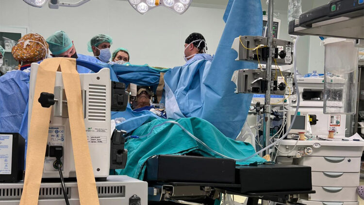 Ankara Bilkent Şehir Hastanesi nöroloji kliniği eğitim görevlisi Prof. Dr. Yeşim Sücüllü Karadağ, hareket yavaşlığı, titreme, katılık, yürüme zorluğu, dengesizlik gibi motor semptomlarının yanında birtakım uyku problemleri, psikiyatrik problemler, kardiyovasküler sorunlar, kabızlık ve tansiyon bozukluklarının da parkinson hastalığının belirtisi olabileceğini söyledi.