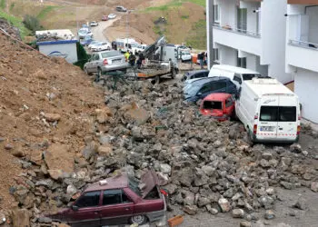 Kahramanmaraş'ta istinat duvarı çöktü; 8 araç hasar gördü