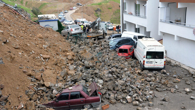 Kahramanmaraş'ta istinat duvarı çöktü; 8 araç hasar gördü