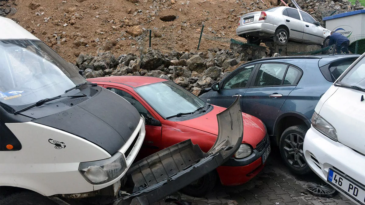 Kahramanmaraş'ta istinat duvarı çöktü; 8 araç hasar gördü