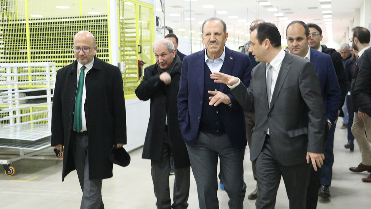 Kalyon Holding'in Ankara'da güneş enerjisi paneli üretilen Kalyon Fotovoltaik (PV) Güneş Teknolojileri Fabrikası’nın Faz-3 üretim tesisinin açılışı gerçekleştirildi.