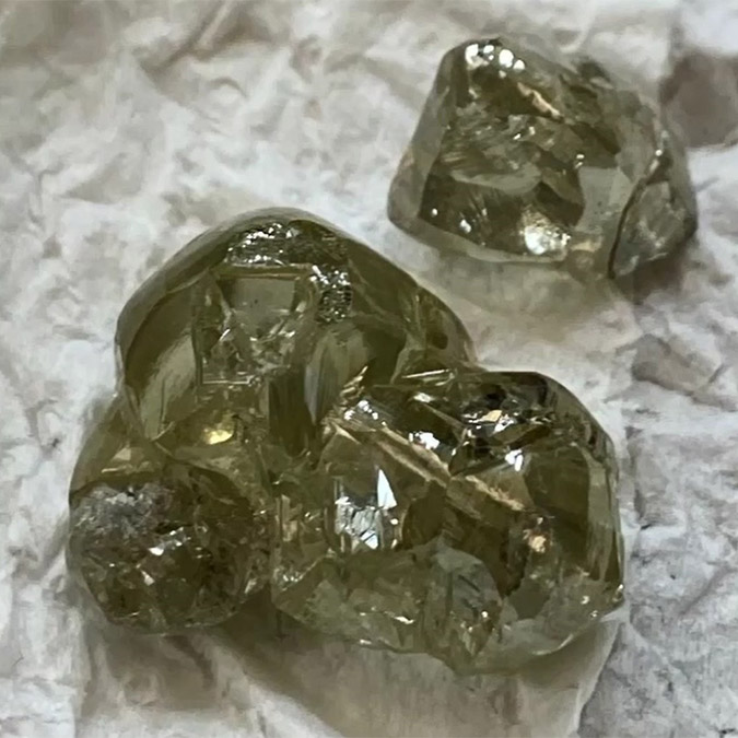 Kapalıçarşı'da elmas satılacağı bilgisi üzerine operasyon düzenleyen polis ekipleri, yabancı uyruklu 4 şüpheliyi alışverişten sonra yapılan baskınla gözaltına alındı. Şüphelilerin sattığı elmasın piyasa değerinin 1 milyon dolar olduğu öğrenildi.