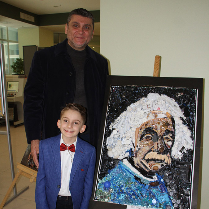 Kartal Belediyesi’nin çevre bilincini geliştirerek, geri dönüşümün yaygınlaşmasını sağlamak amacı ile düzenlediği ‘Atıklardan Tablo Tasarım Yarışması’ sona erdi. Yarışmada dereceye girenlere ödülleri takdim edildi.