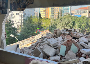 Binada yıkım çalışması yapılırken yan dairenin duvarı yıkıldı