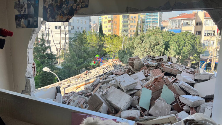 Binada yıkım çalışması yapılırken yan dairenin duvarı yıkıldı