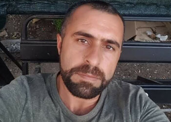 İterek yere düşürdüğü babası tarafından öldürüldü