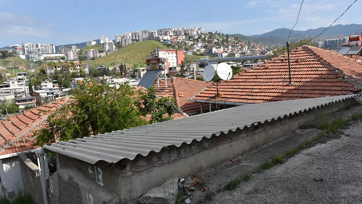 İzmir'in bayraklı ilçesinde, hasan hüseyin k. (36), işe gitmesi için kendisini uyandırınca tepki gösterip iterek yere düşürdüğü babası mehmet ali k. Tarafından pompalı tüfekle öldürüldü.