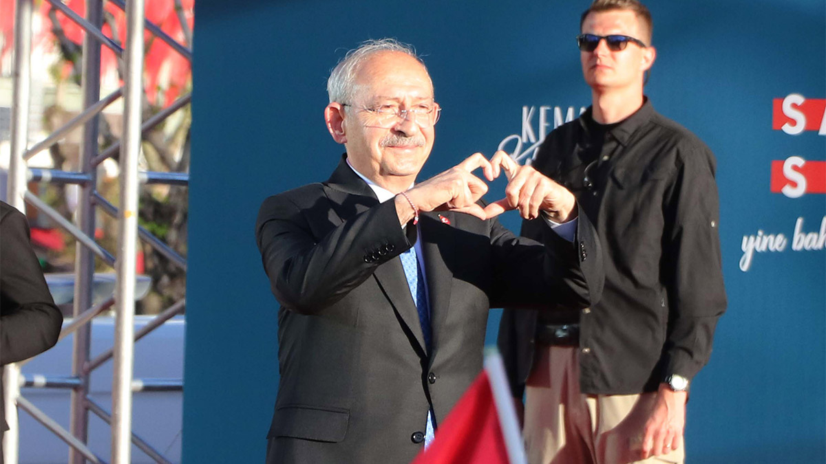CHP Genel Başkanı ve Millet İttifakı Cumhurbaşkanı Adayı Kemal Kılıçdaroğlu, Millet Bulaşmaları kapsamında Uşak'ta halka seslenip, "Önümüzde Kurban Bayramı var. Kurban Bayramı'nda tüm emekliler bankaya gidecekler, 15 bin liralarını görecekler" dedi.