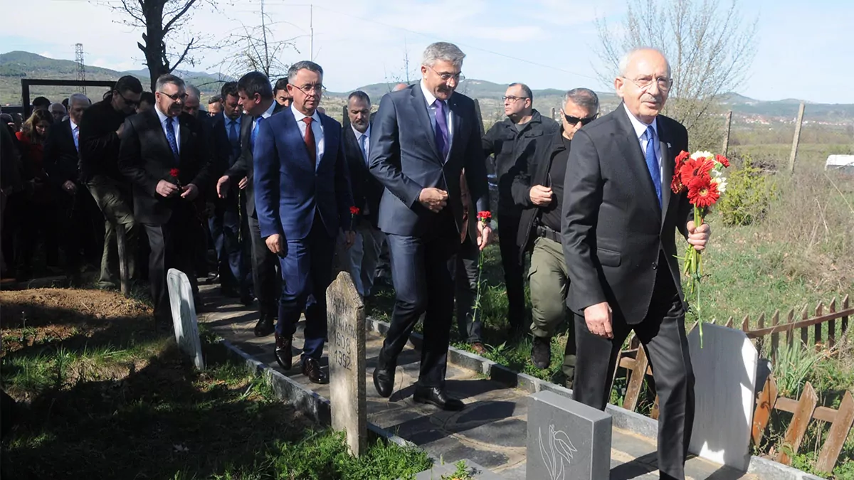 Kılıçdaroğlu marteniçkayı türkan bebeğin anıtının ağacına astı