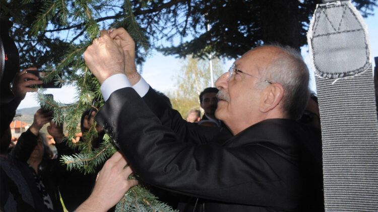 Kılıçdaroğlu marteniçkayı Türkan bebeğin anıtının ağacına astı