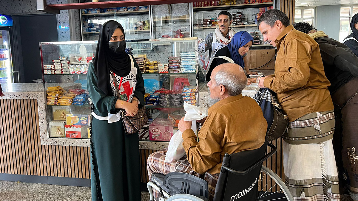 Uluslararası Kızılhaç Komitesi (ICRC), bugün Yemen'deki 900 tutuklunun uçuşlarla Yemen’deki ve Suudi Arabistan’daki evlerine dönmeye başladığını duyurdu.