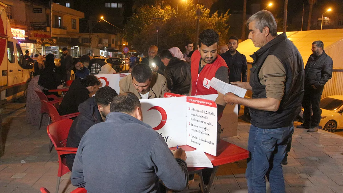 Türk kızılay, kan bağışının yüksek oranda düştüğü deprem bölgelerinden hatay’da mobil araçlarla kan toplamaya başladı.