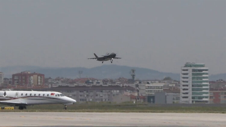 KIZILELMA Atatürk Havalimanı'na indi