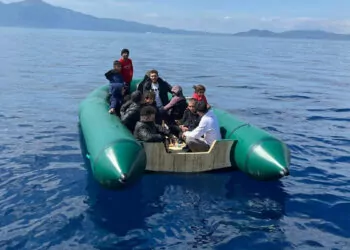 Kuşadası'nda lastik bottaki 13 kaçak göçmen kurtarıldı