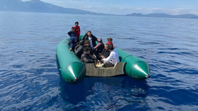 Kuşadası'nda lastik bottaki 13 kaçak göçmen kurtarıldı