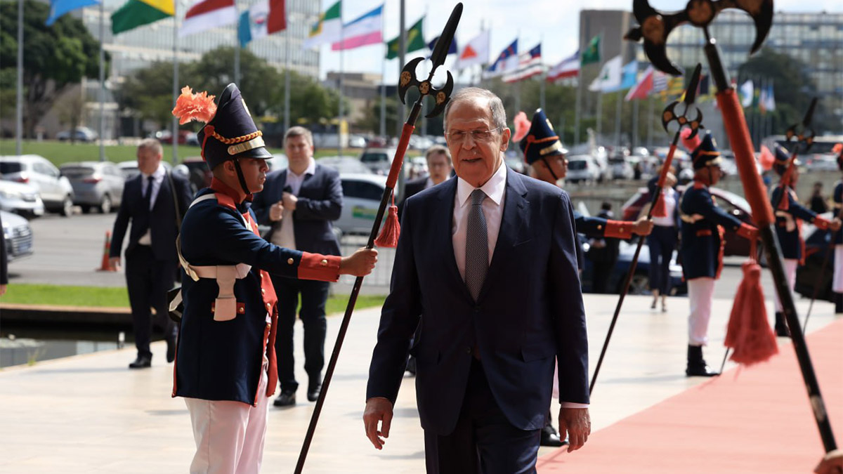 Rusya Dışişleri Bakanı Sergey Lavrov, Brezilya’ya yaptığı resmi ziyaret kapsamında Brezilya Dışişleri Bakanı Mauro Vieira ile ortak basın toplantısı düzenledi. Lavrov, “Ukrayna'daki çatışmanın sona ermesini istiyoruz” diyerek savaşın sona ermesi için şartları sıraladı.