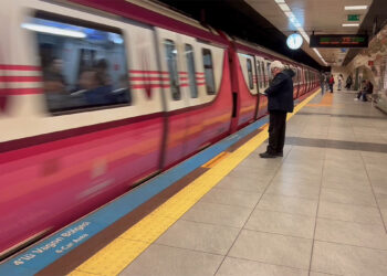 Metro raylarına atlayan üniversiteli yaralandı