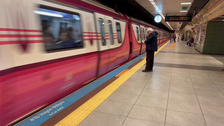 Metro raylarına atlayan üniversiteli yaralandı