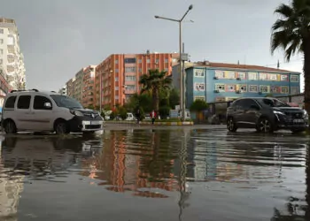 Mardin'de sağanak yağış hayatı olumsuz etkiledi