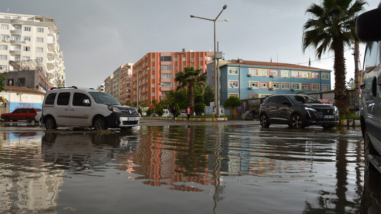 Mardin'de sağanak yağış hayatı olumsuz etkiledi