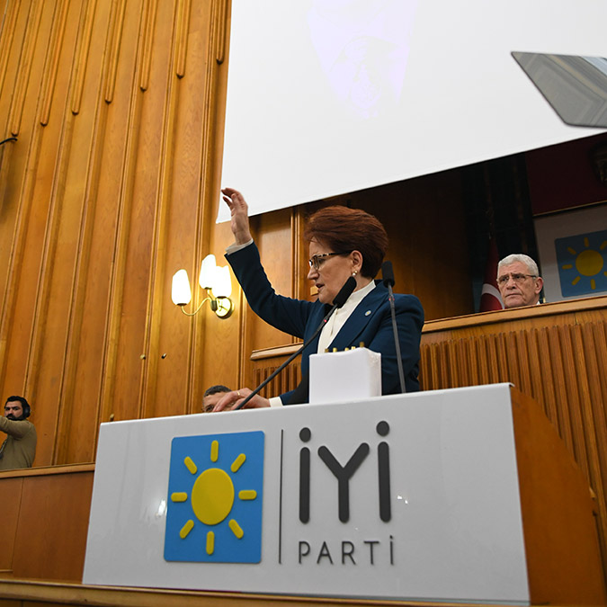 İYİ Parti Genel Başkanı Meral Akşener kürsüden kurşun atarak partililere seslendi, "Tüm mermilere göğüs gerip; milletimize güneş olacaksınız! Söz mü?" ifadesini kullandı.