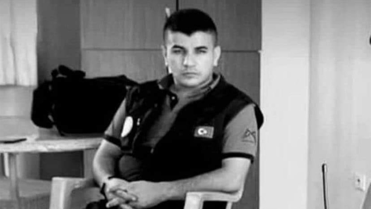 Mersin'in Akdeniz ilçesindeki mobilya fabrikasında çıkan yangına müdahale eden itfaiye eri Nazmi Çelikkaya (30), tavanın çökmesi sonucu hayatını kaybetti.