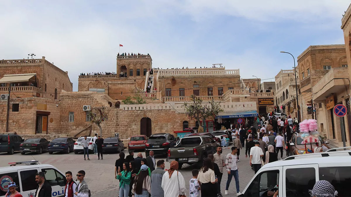 Mardin’in farklı din, dil ve ırktan vatandaşların yaşadığı midyat'ı 3 günlük bayram tatilinde 30 bin turist ziyaret etti.