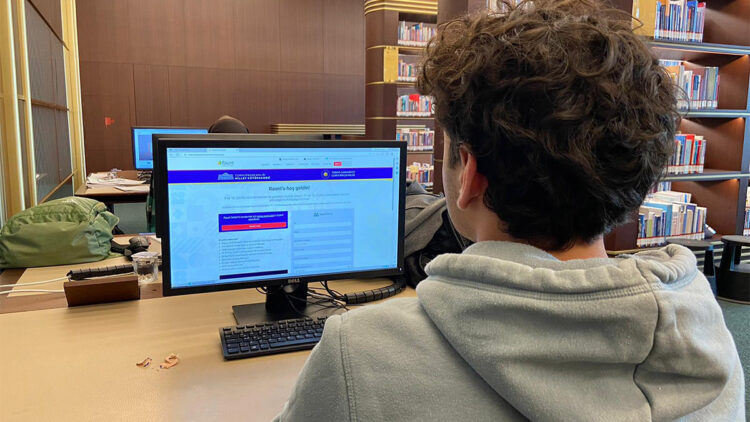 Cumhurbaşkanlığı Millet Kütüphanesi tarafından öğrencilerin üniversite sınavına hazırlık sürecini kolaylaştırmak için yapay zeka destekli 'Raunt' uygulaması geliştirildi. Uygulama, yapay zeka desteği sayesinde kişiye özel çalışma programları hazırlıyor.