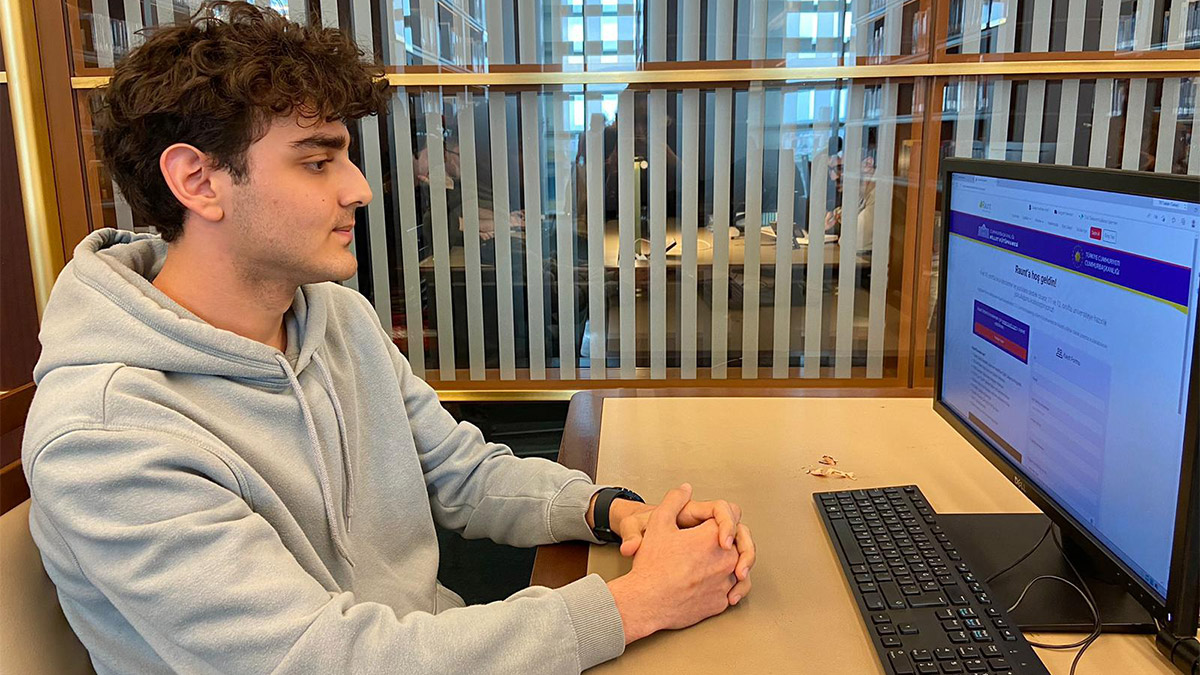 Cumhurbaşkanlığı Millet Kütüphanesi tarafından öğrencilerin üniversite sınavına hazırlık sürecini kolaylaştırmak için yapay zeka destekli 'Raunt' uygulaması geliştirildi. Uygulama, yapay zeka desteği sayesinde kişiye özel çalışma programları hazırlıyor.