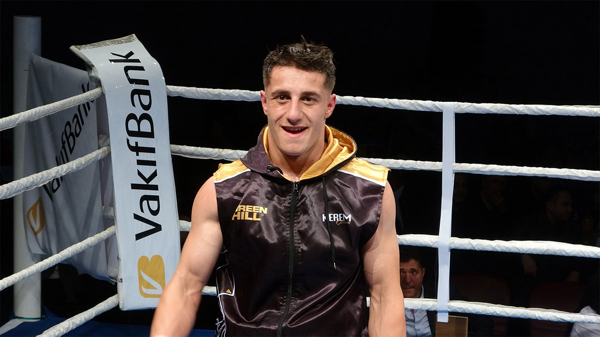 Fenerbahçe Spor Kulübü'nün milli boksörü Kerem Özmen (20), Uluslararası Test Ajansı'nın (ITA) 'Bulunabilirlik Bildirimi'ni yapmadığı gerekçesiyle 30 Nisan-14 Mayıs tarihlerinde Özbekistan'ın Taşkent kentinde düzenlenecek 'Dünya Boks Şampiyonası'na katılma hakkını kaybetti.