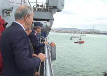 Bakan Akar, TCG Anadolu Gemisinin Sarayburnu'ndan ayrıldığı anları paylaştı