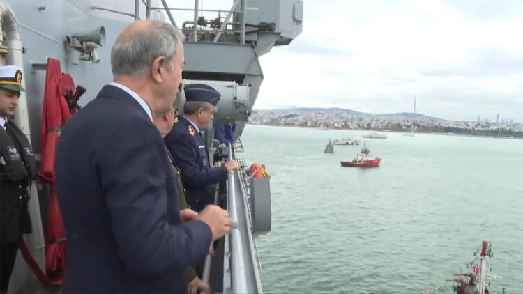 Bakan Akar, TCG Anadolu Gemisinin Sarayburnu'ndan ayrıldığı anları paylaştı