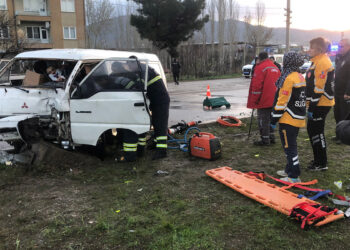 Aydınlatma direğine çarpan minibüsün sürücüsü ağır yaralandı