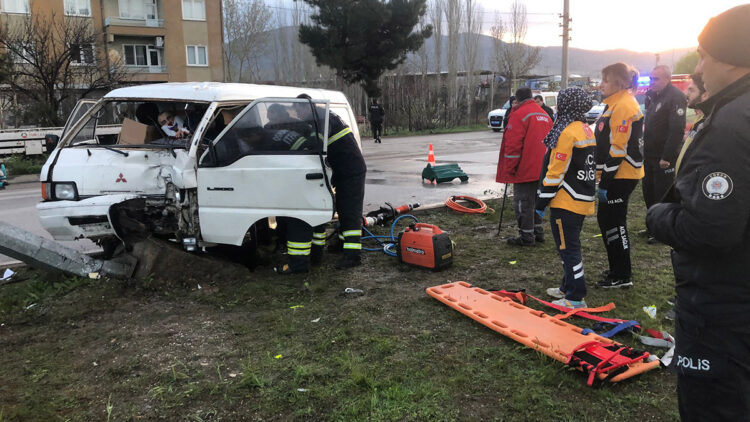 Aydınlatma direğine çarpan minibüsün sürücüsü ağır yaralandı