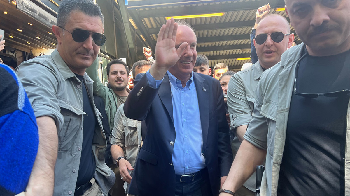 Memleket Partisi Genel Başkanı ve Cumhurbaşkanı adayı Muharrem İnce, Pendik'te vatandaşlarla bir araya geldi. Burada konuşan İnce "Gençler yurtdışına gideceksiniz tahsilinizi geliştireceksiniz. Yüksek lisans yapacaksınız ama memlekete geri döneceksiniz. Memleketi terk etmek yok. Bu memleket bizim" dedi.