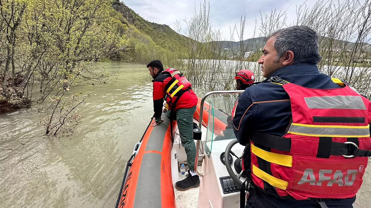 Tunceli’de, dsi̇ verilerine göre son 40 yılın en yüksek debisine ulaşan munzur çayı'na uçan otomobildeki 3 genci arama çalışmaları, 3’üncü günde devam ediyor.