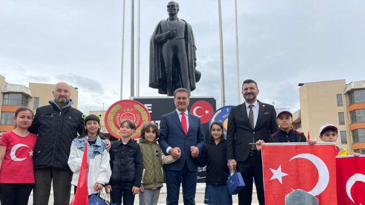 Mustafa Sarıgül 23 Nisan'ı çocuklarla kutladı