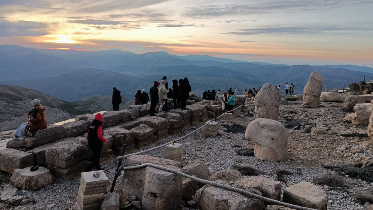 Nemrut Dağı Ramazan Bayramı'nda doldu taştı