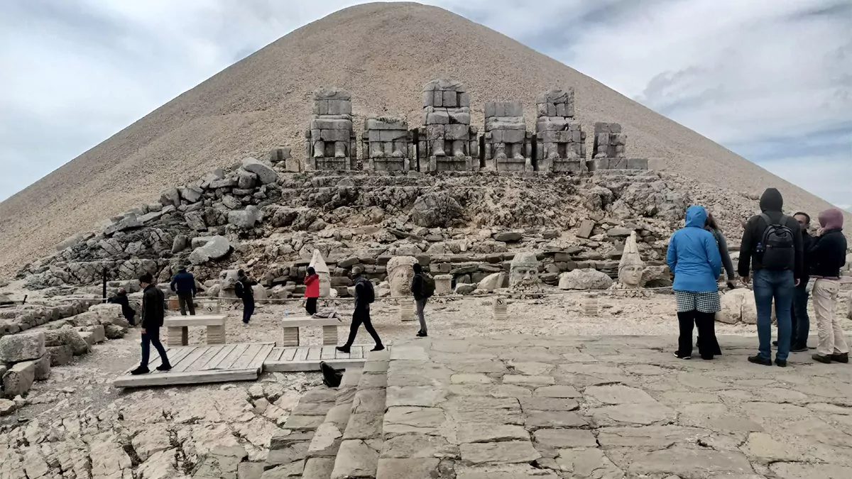 Nemrut dagina ramazan bayraminda ziyaretci akini 1349 dhaphoto2 - kültür ve sanat - haberton