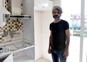 Ağır hasarlı evinden eşyaları çalındı