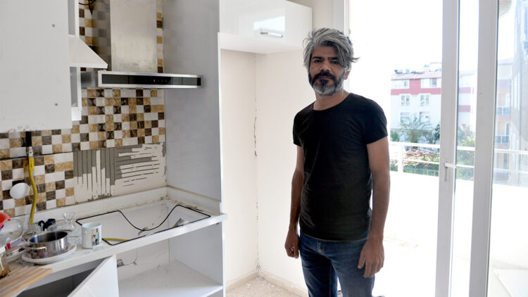 Ağır hasarlı evinden eşyaları çalındı