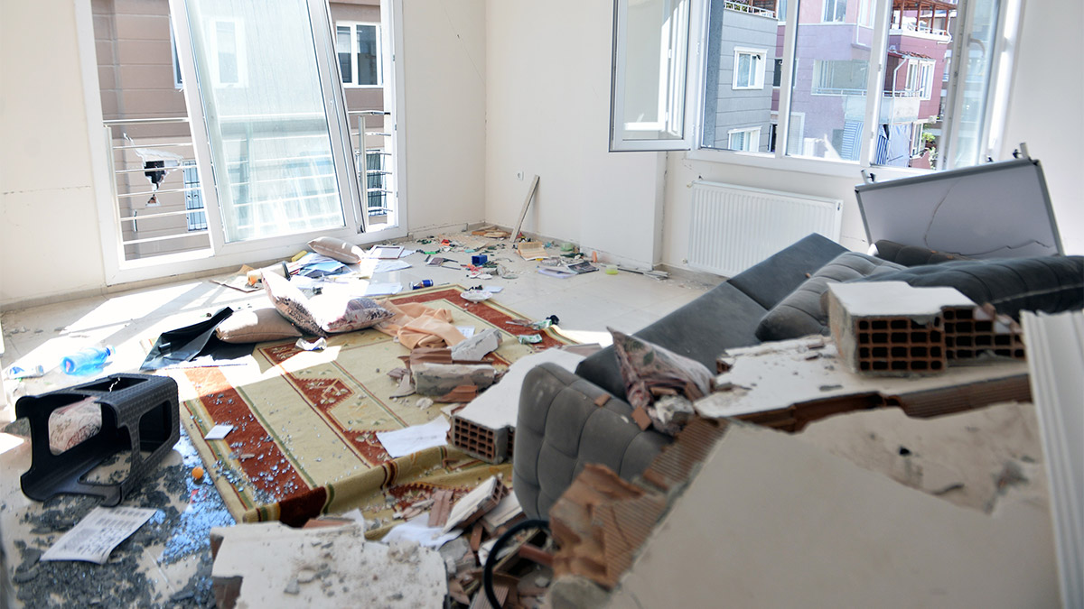 Sınıf öğretmeni Mesut Ağlamış'ın (40), Hatay'daki depremde ağır hasarlı evinden eşyaları çalındı, Ağlamış, hırsızlara "Lütfen eşyalarımı getirin" dedi.