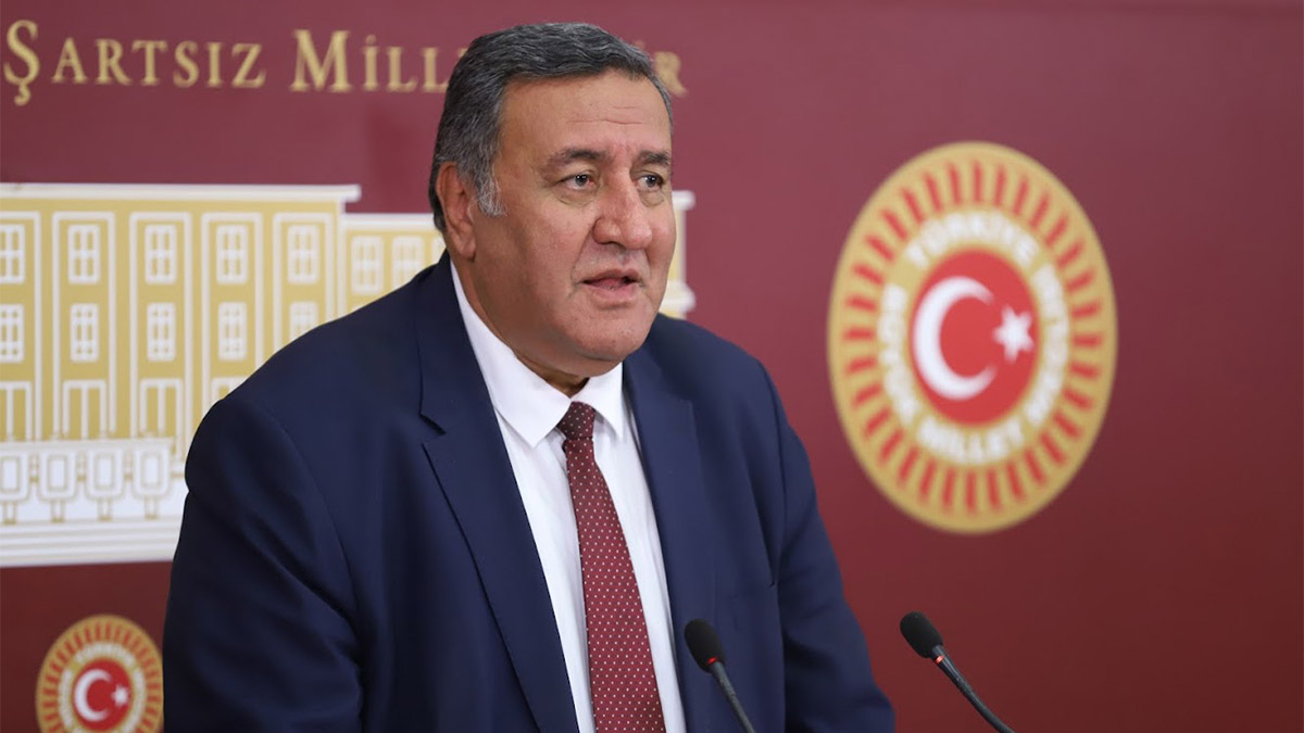 Bakan Nebati’nin ‘soğanın tarlada çürüdü’ şeklindeki sözleri üzerinden, AKP iktidarının tarım politikasını eleştiren CHP Milletvekili Ömer Fethi Gürer, soğan fiyatlarının bu duruma geleceği geçen yıldan belliydi dedi.