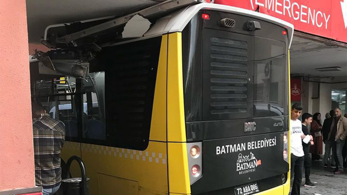 Batman’da fenalaşan kadın yolcusu A.A.’yı (22) getirdiği hastanede otobüsü acil servisin tavanına sıkışan şoför Hayrettin Gülsever, “Bir yolcumuz arabada çok fenalaştı. Hemen yanına gittik. Acilen onu hastaneye yetiştirdik. Hastane aciline yetişirken ufak çaplı bir kaza da geçirdik. Kızımızın iyi olması bizim için çok önemli” dedi.