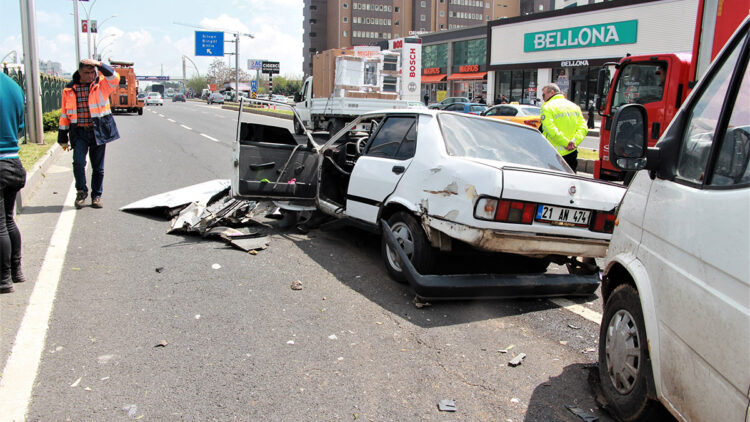 Otomobil 2 araca ve demir korkuluklara çarptı