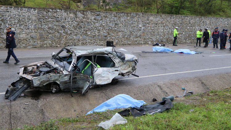 İstinat duvarına çarpıp takla atan otomobilde 3 kişi öldü