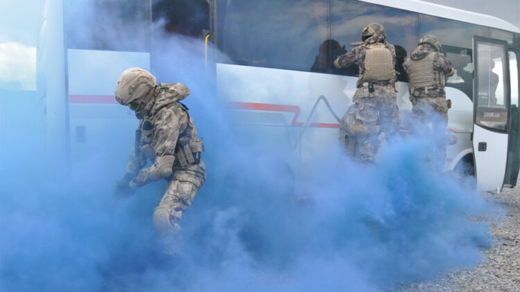 Özel harekat ekiplerinin tatbikatı nefes kesti