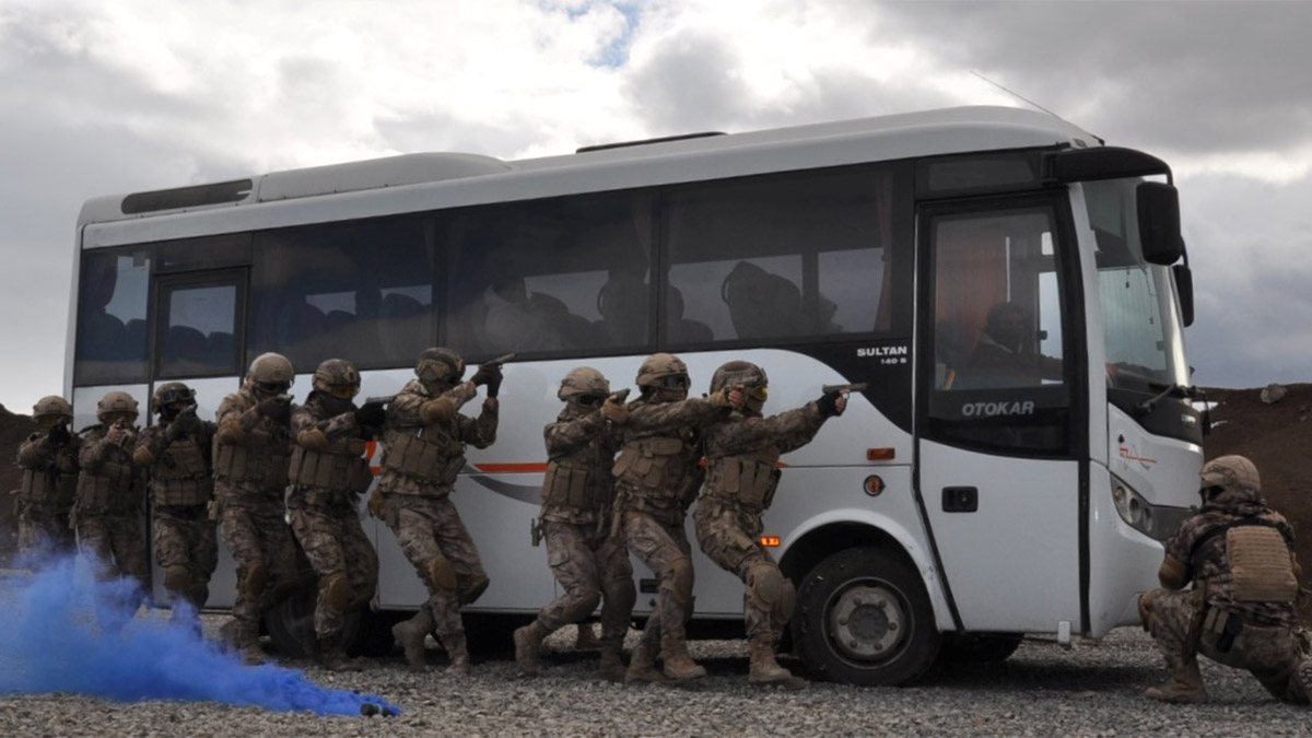Özel harekat ekiplerinin tatbikatı nefes kesti